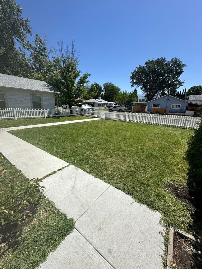 Building Photo - Fresh one bedroom, one bath home in downtown Bishop
