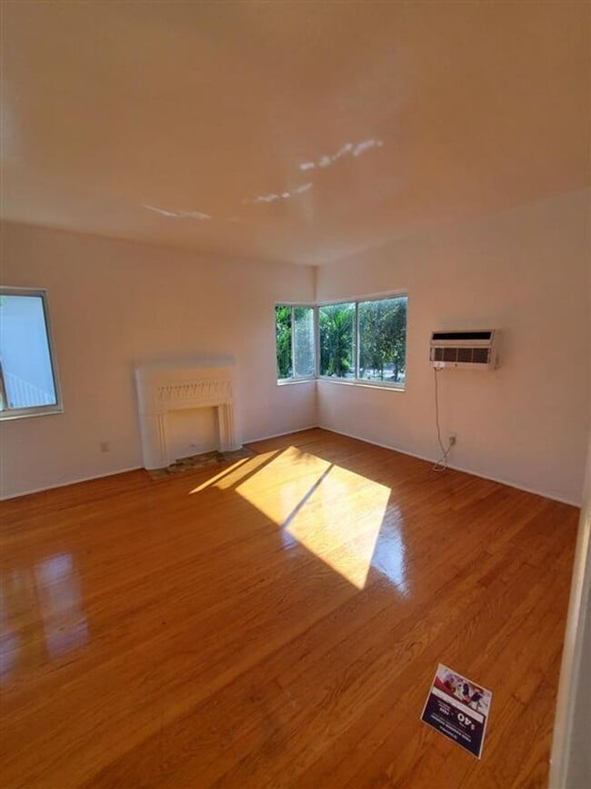 Building Photo - 965-975-975 Biarritz Dr