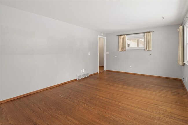 Building Photo - 14 Kingswood Dr