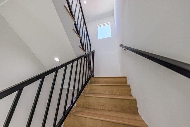 Building Photo - 2847 S Victoria Ave