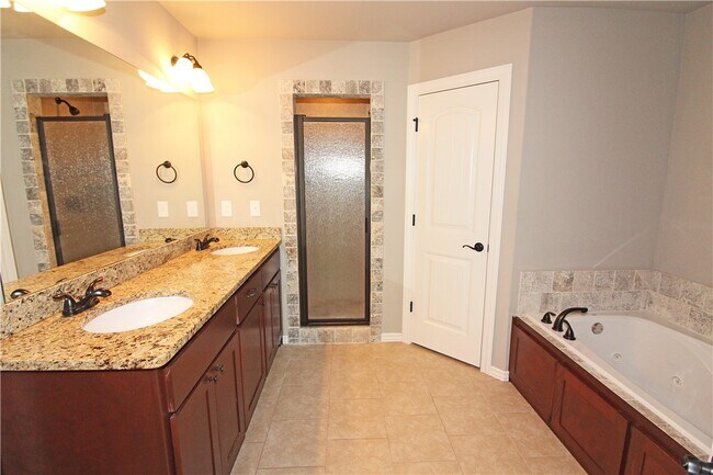 Building Photo - 902 SW Caprington St