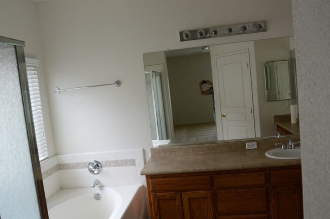 Building Photo - Nice 2 Bedroom home with an office in South East Visalia off of Caldwell and Pinkham