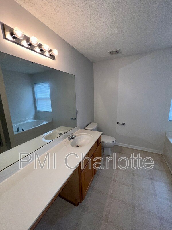 Building Photo - 5787 Dove Point Dr SW