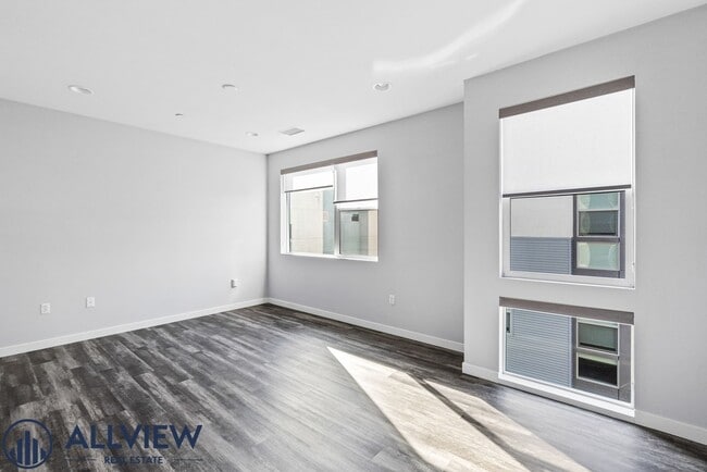 Building Photo - Beautiful three story live/work townhome i...