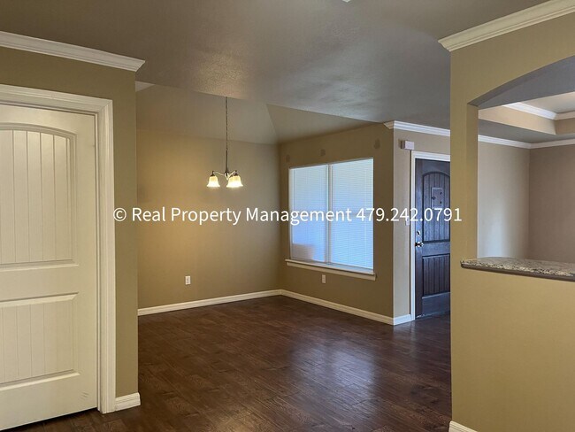 Building Photo - Very Nice 3B/2B Duplex Available NOW!