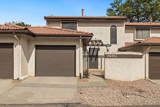 Building Photo - Conveniently Located Townhome with Garage ...