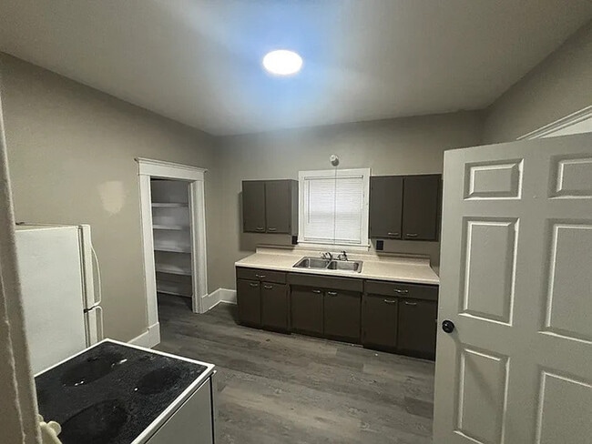 Building Photo - 2 bed 1 bath Home For Rent