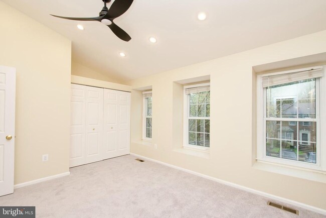 Building Photo - 6136 Summer Park Ln