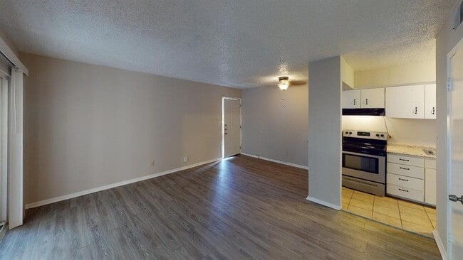 Building Photo - 2833 Kings Rd