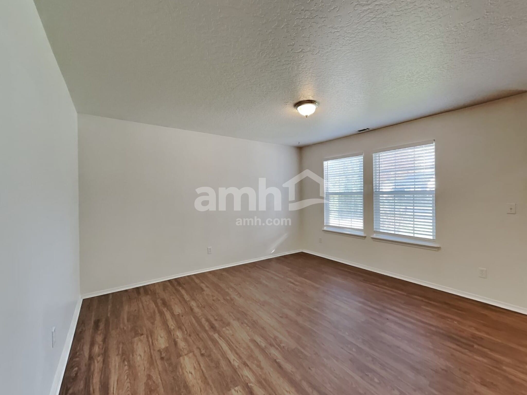 Building Photo - 372 W Wood Owl Dr