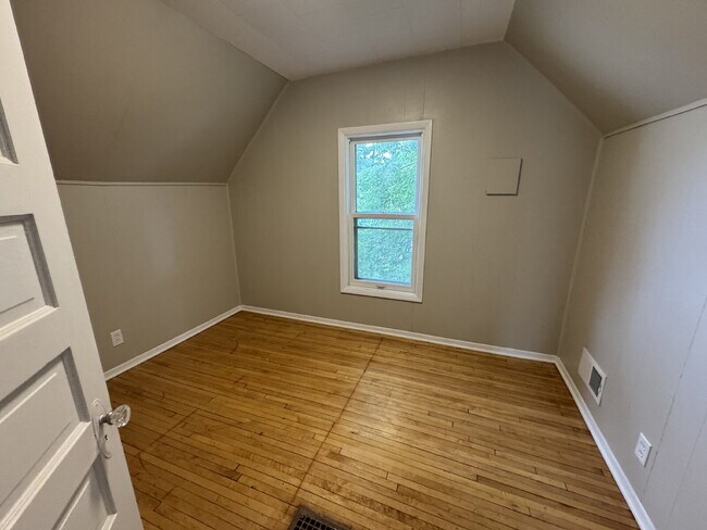 Building Photo - Charming 4-Bed Oasis in Minneapolis – Spacious 1500 Sq Ft Gem!