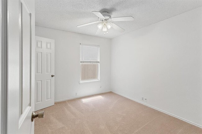 Building Photo - 2204 Coats Cir