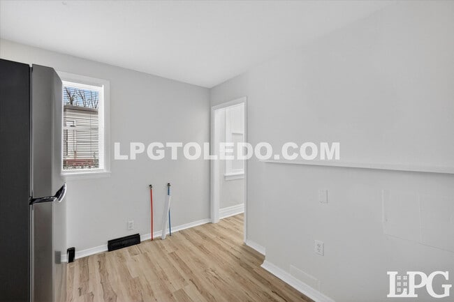 Building Photo - 921 Berry St