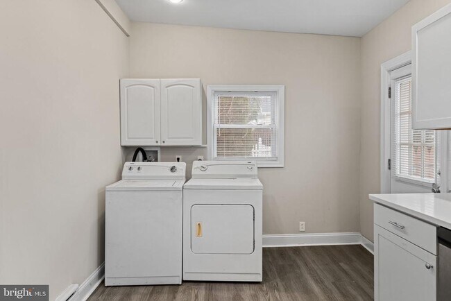 Building Photo - 716 E Railroad Ave