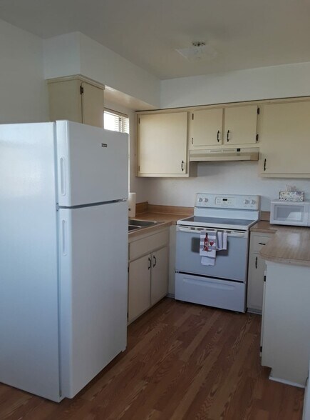 Kitchen - 405 Adams Ave