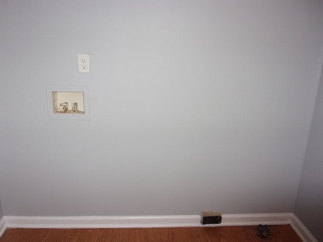 Building Photo - Large home in desirable location!