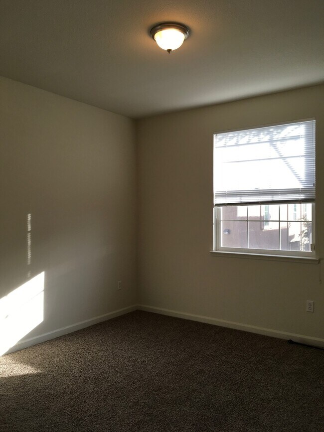 Building Photo - Beautiful Condo Community 2Beds 2Bath Convenient Location!