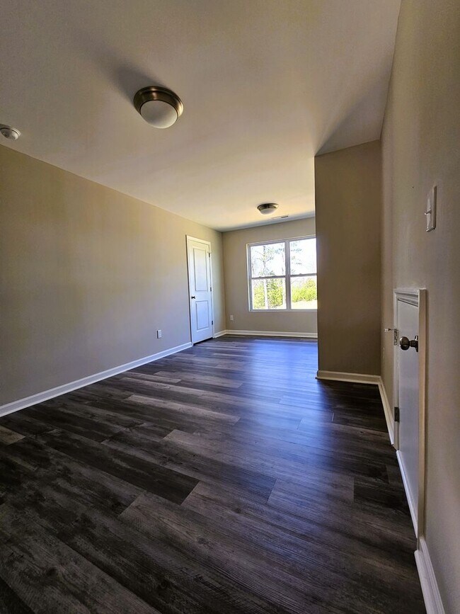 Building Photo - 1st Month Free!!
