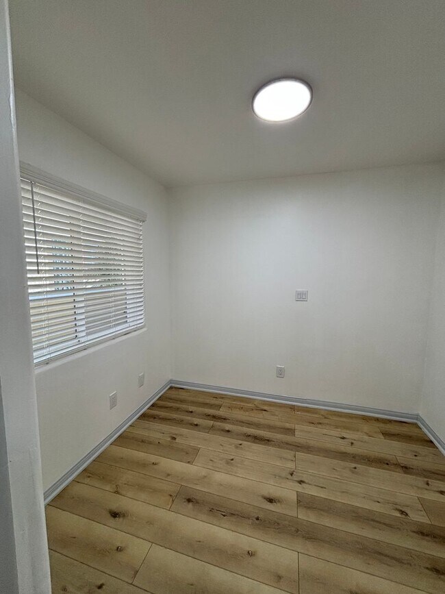 Building Photo - Beautiful Newly Renovated 1 Bedroom in Lon...
