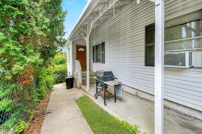 Building Photo - 39 Bradley St