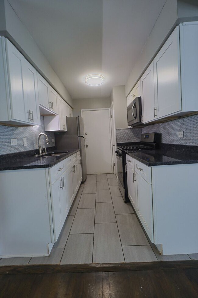Building Photo - Modern Condo Living in Secure, Gated Commu...