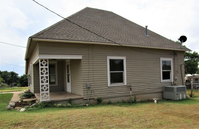 Building Photo - Absolutely Adorable!