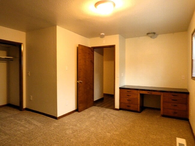 Building Photo - 3 bed 2 bath home in South Salem