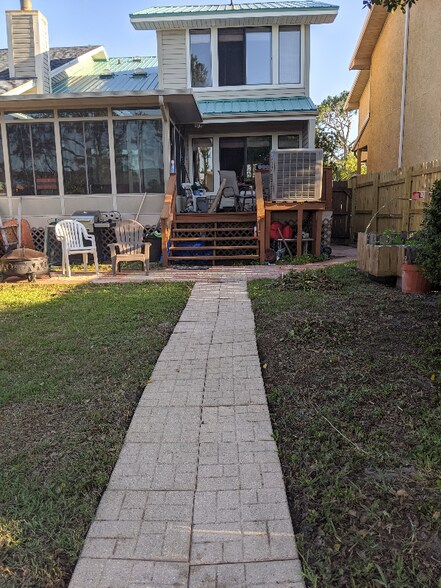 Building Photo - 1305 Capri Dr