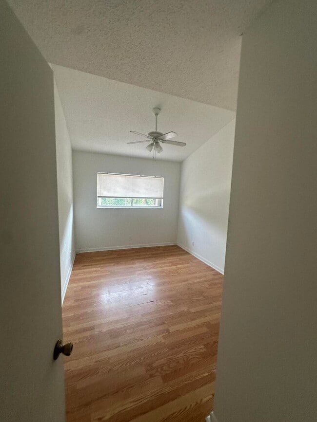 Building Photo - 65 Maplecrest Cir