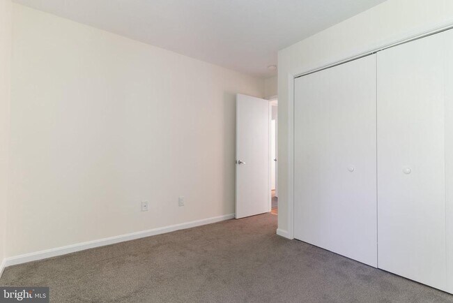 Building Photo - 23240 Rosewood Ct