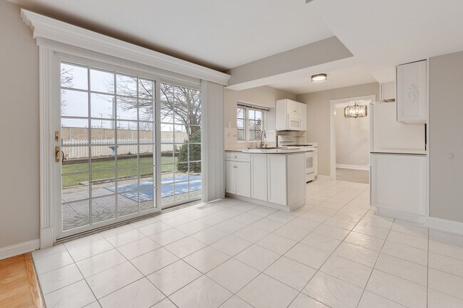 Building Photo - 3245 Gresham Ln E