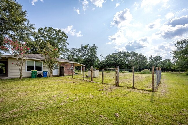 Building Photo - Move in ready 3 Bed 2 Bath Home in East Central School District!