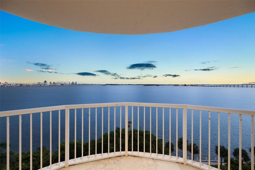 Building Photo - 1420 Brickell Bay Dr
