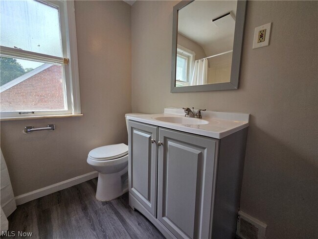 Building Photo - 1361 Villa Dr