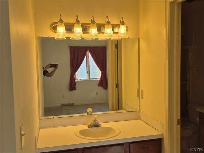 Building Photo - 489 Summerhaven Dr N