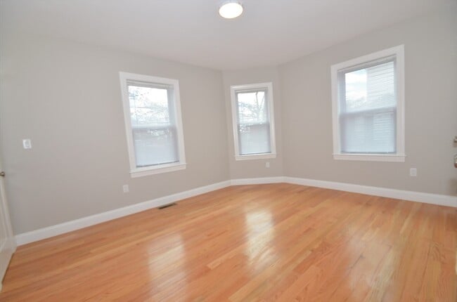 Building Photo - 18 Eaton Ave