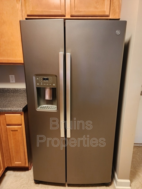 Building Photo - 7104 W Friendly Ave