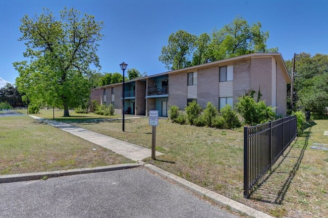 Building Photo - Walkable Downtown Lexington Living in Shadow Moss | Ground-Floor 2BR Retreat - Water sewer & tras...