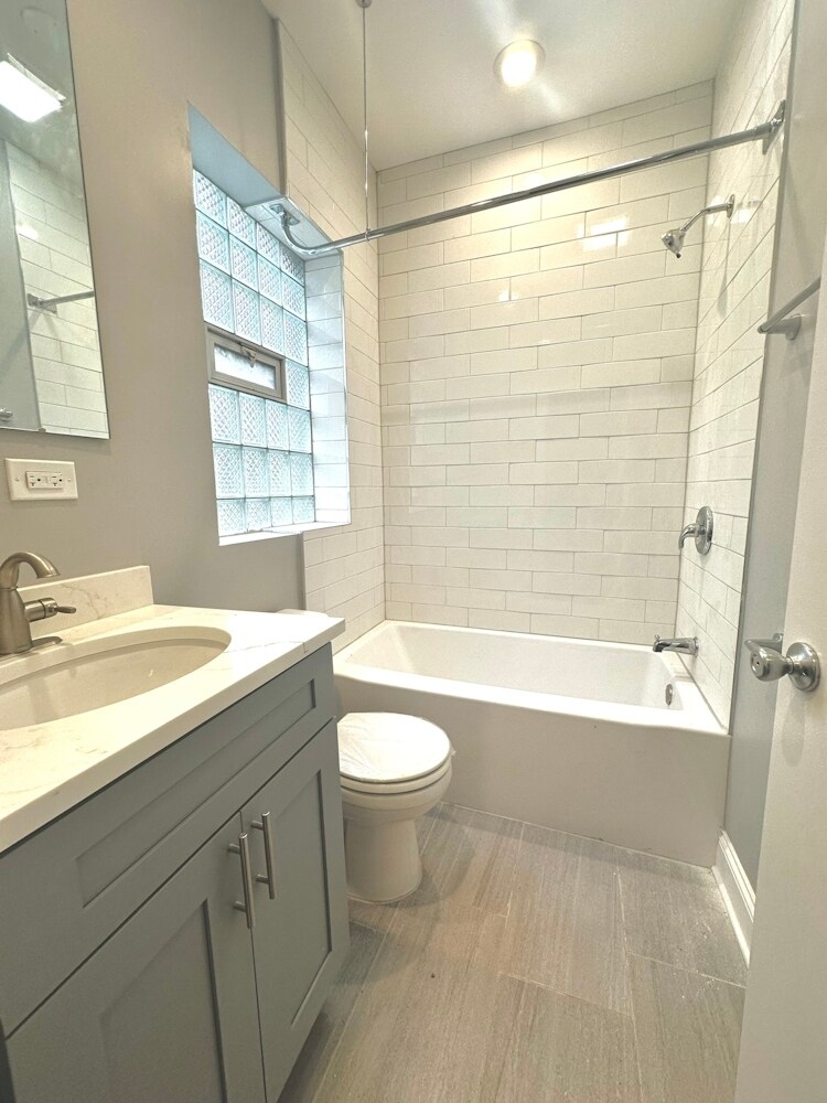 Building Photo - 4452 N Sheridan Rd