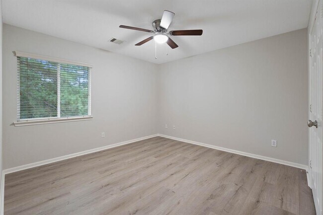 Building Photo - 18 N Queenscliff Cir