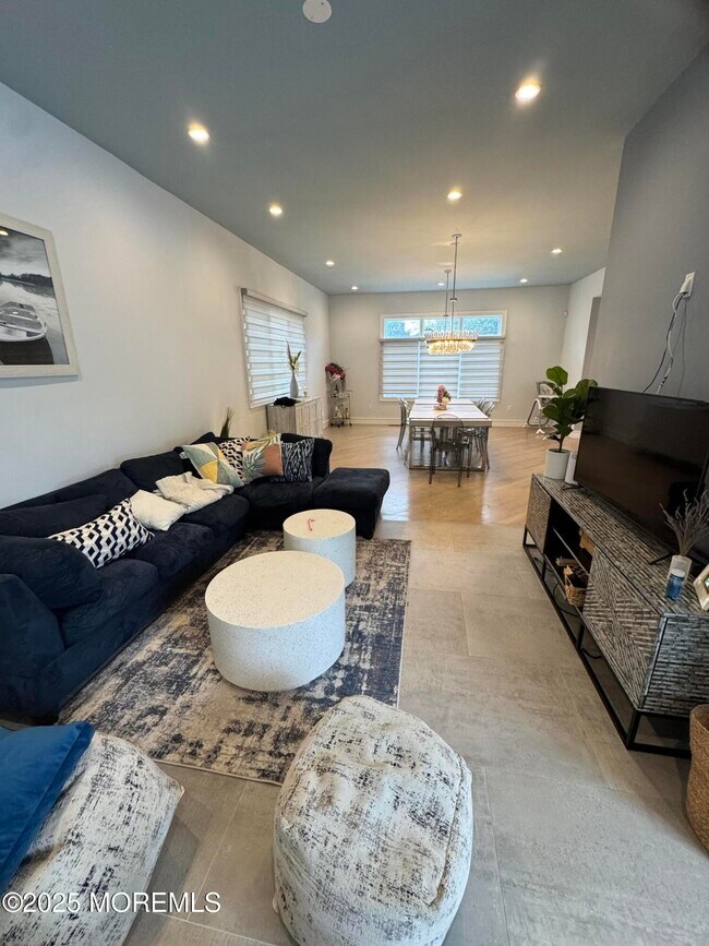 Building Photo - 259 Roosevelt Ave