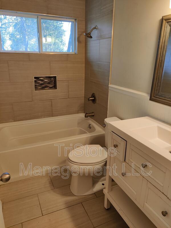 Building Photo - 3108 Erskine Dr