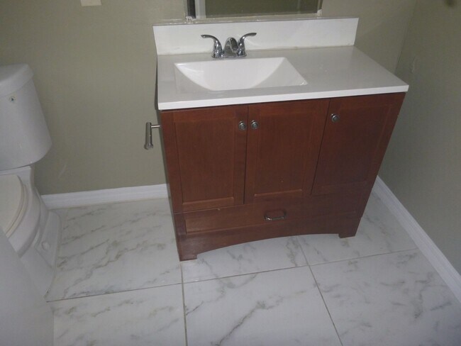 Building Photo - 301 Bloomingfield Dr