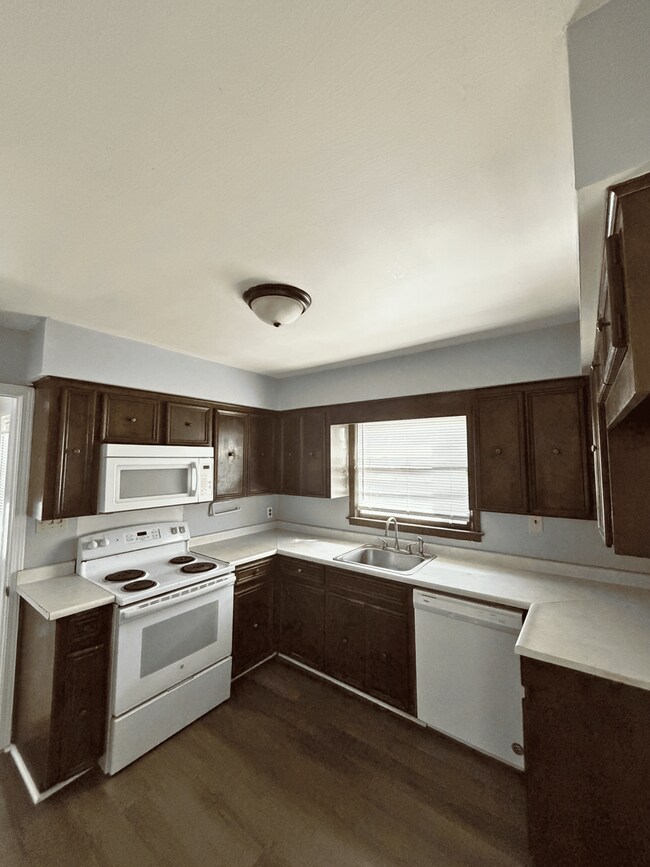 Building Photo - Spacious 2-Bed Home Across from Pickens Library