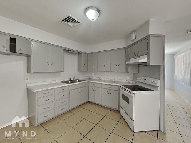 Building Photo - 903 E 5th St