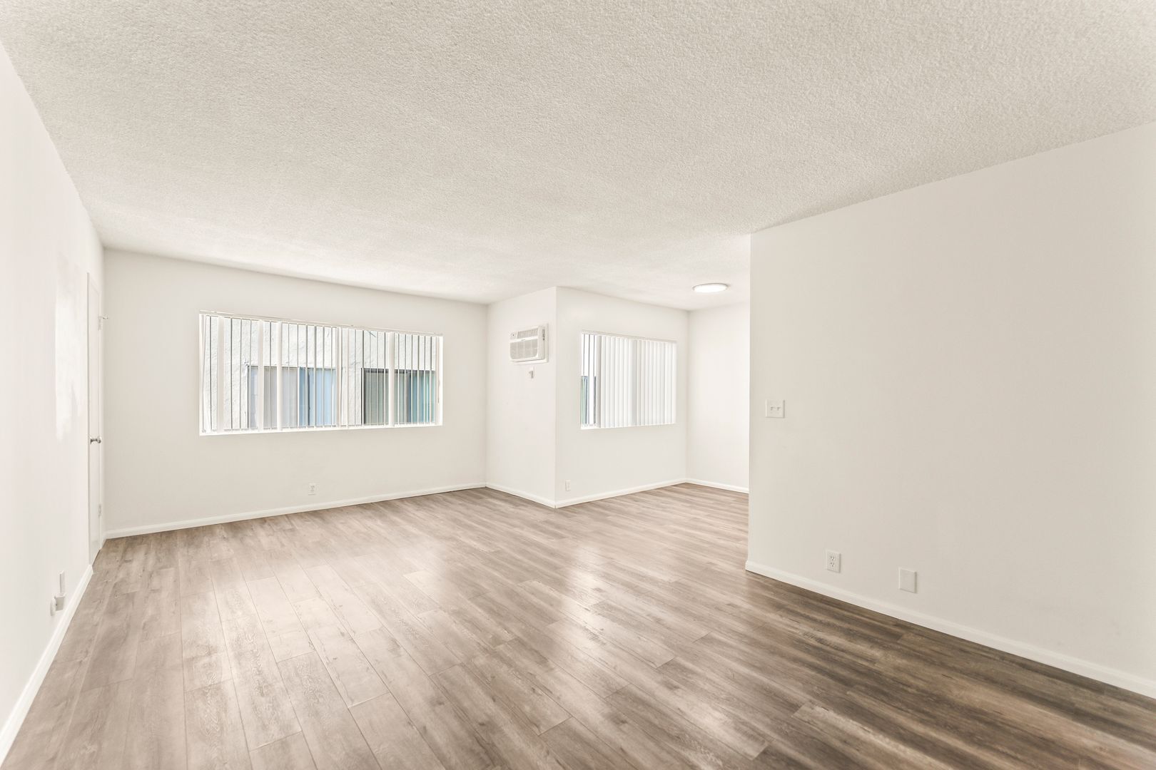 Building Photo - 714 W Knoll Dr