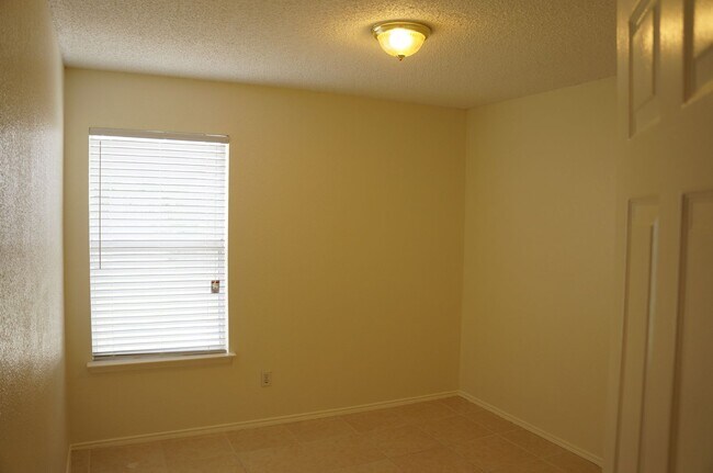 Building Photo - 8000 Summer Sun Dr