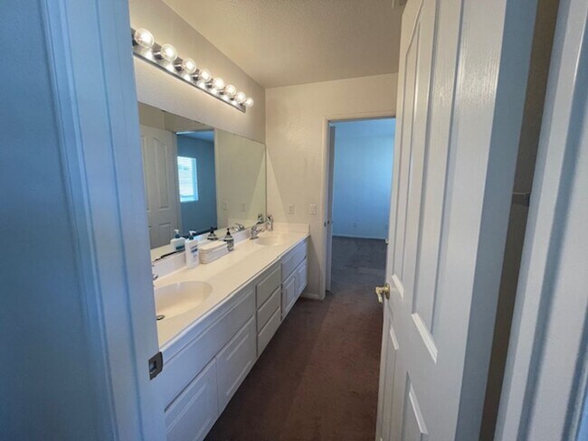 Building Photo - EASTVALE GREAT NEIGHBORHOOD- 4+2.5 EXECUTIVE HOME, QUIET NEIGHBORHOOD - AVAILABLE NOW!!! ONLY 1 G...