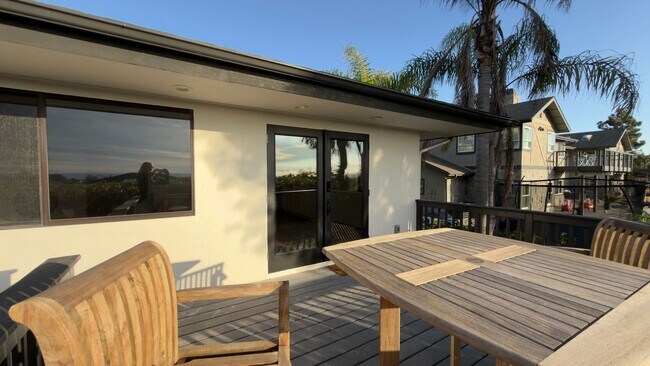 Building Photo - Ocean Views from this remodeled one bedroom!