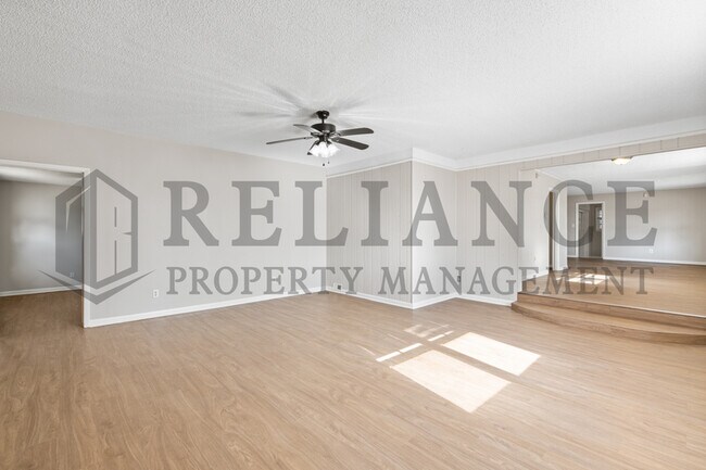 Building Photo - 220 E 44th St S